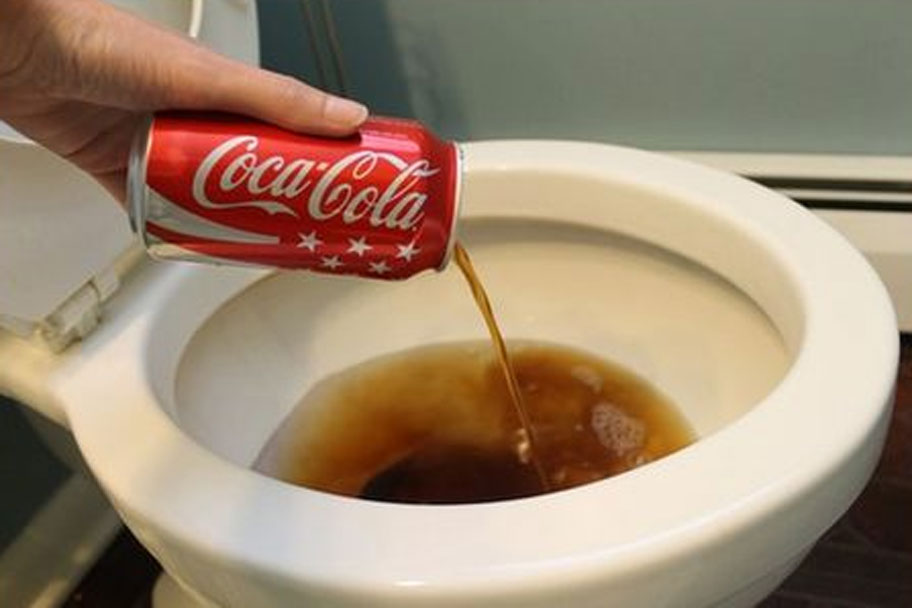 کوکاکولا در توالت
